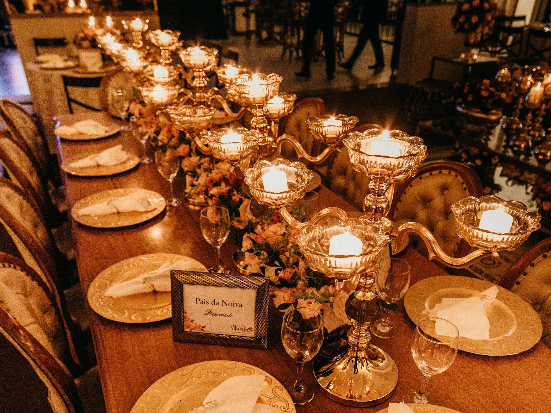 A fall decorate wedding table.