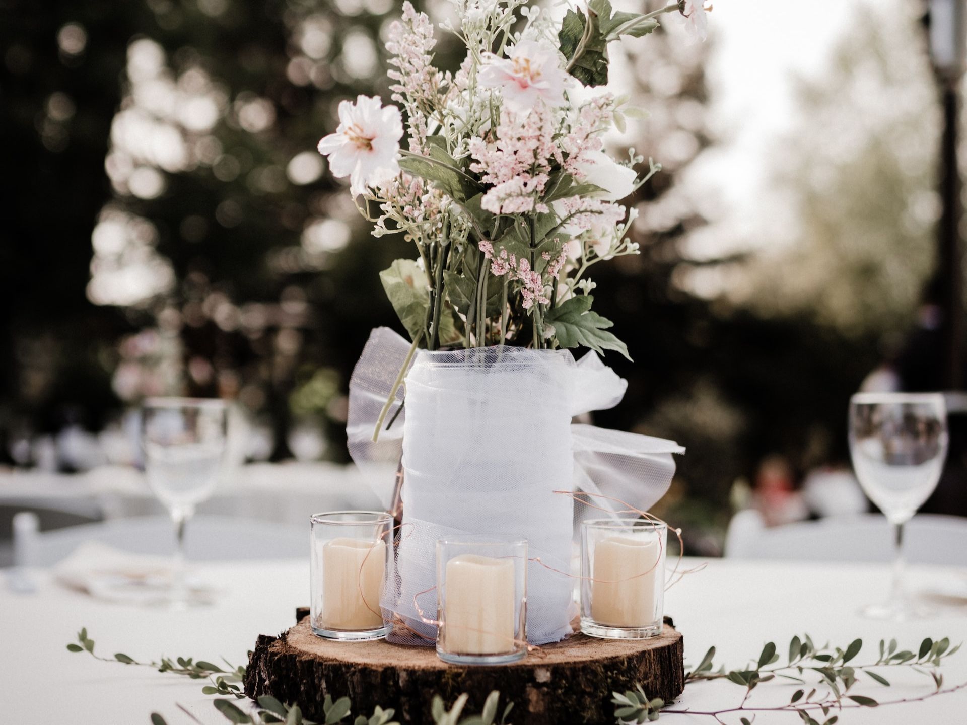 A wedding table with a white flower centerpiece.