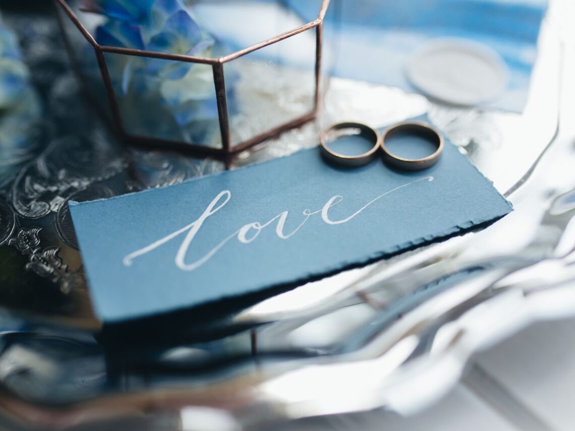 A table with dusty blue wedding table decor.