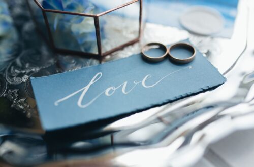 A table with dusty blue wedding table decor.