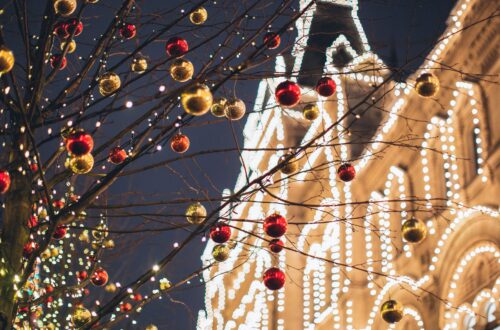 A house decorated with Christmas lights.